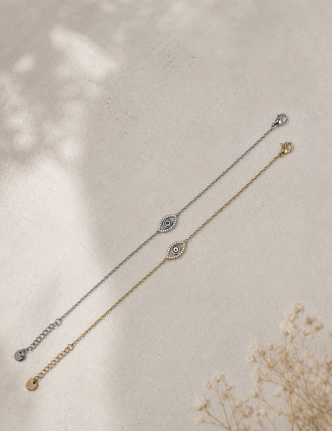 Eternity Pavé Evil Eye Bracelet Gold Silber Flatlay – Evil Eye Armband wasserfest Edelstahl – NEVAJA