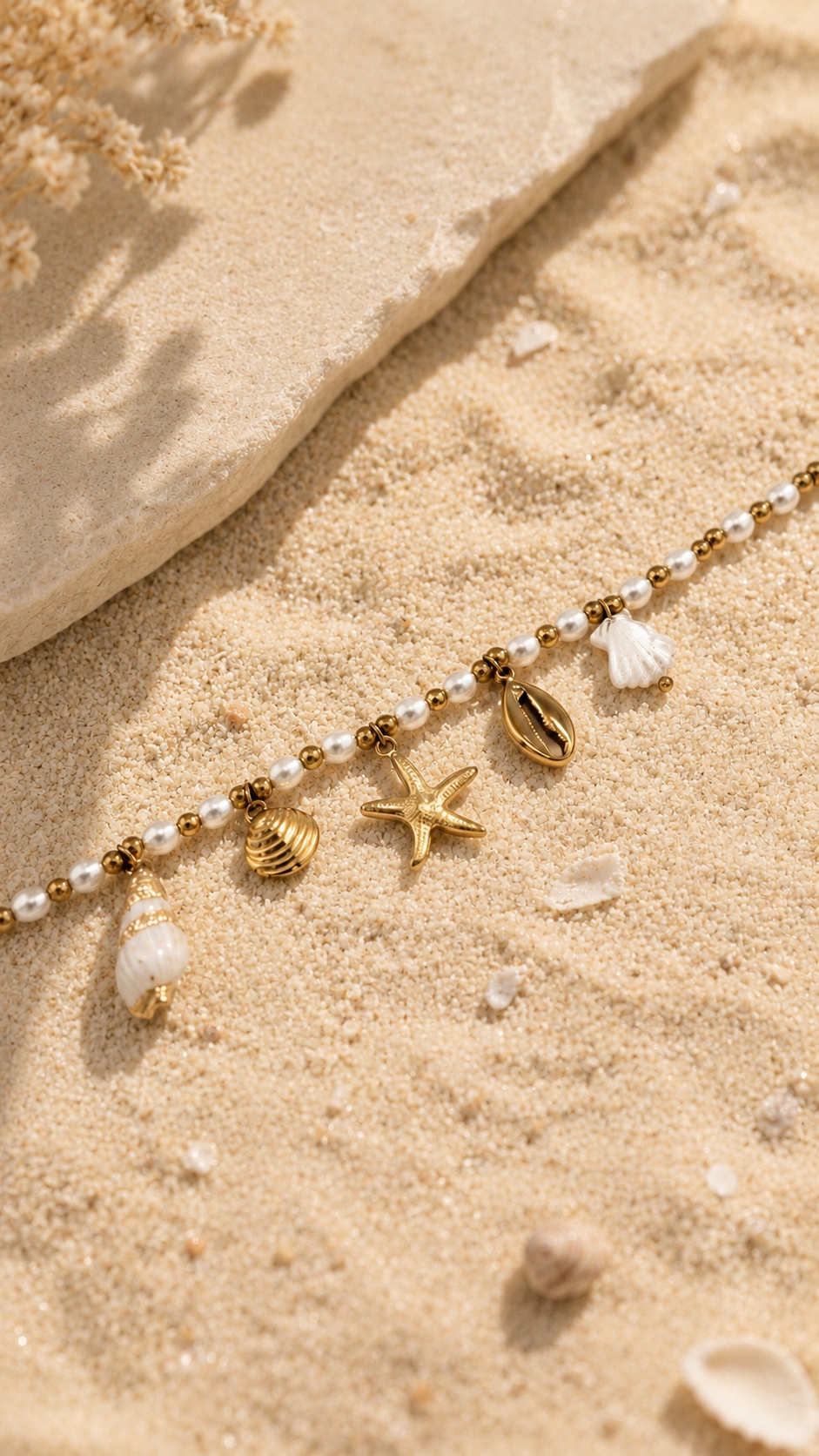 Ocean Breeze Pearl Bracelet Gold Detailaufnahme – Perlen Kaurimuschel Seestern Charms Edelstahl – NEVAJA