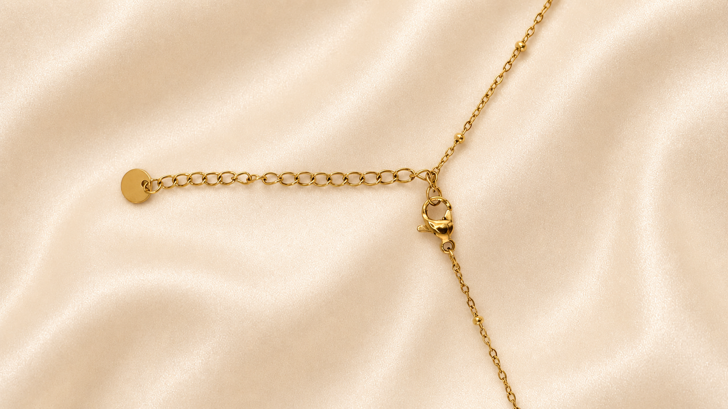 Sacred Tree Pavé Charm Necklace Gold Nahaufnahme – 3 Lebensbaum Charms Pavé Kristall Edelstahl – NEVAJA