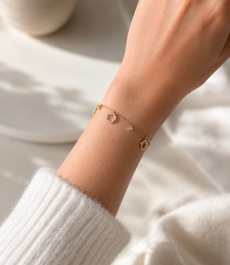 Blossom Pavé Charm Bracelet Gold Lifestyle – Multi-Charm Blumen Armband Boho Everyday – NEVAJA