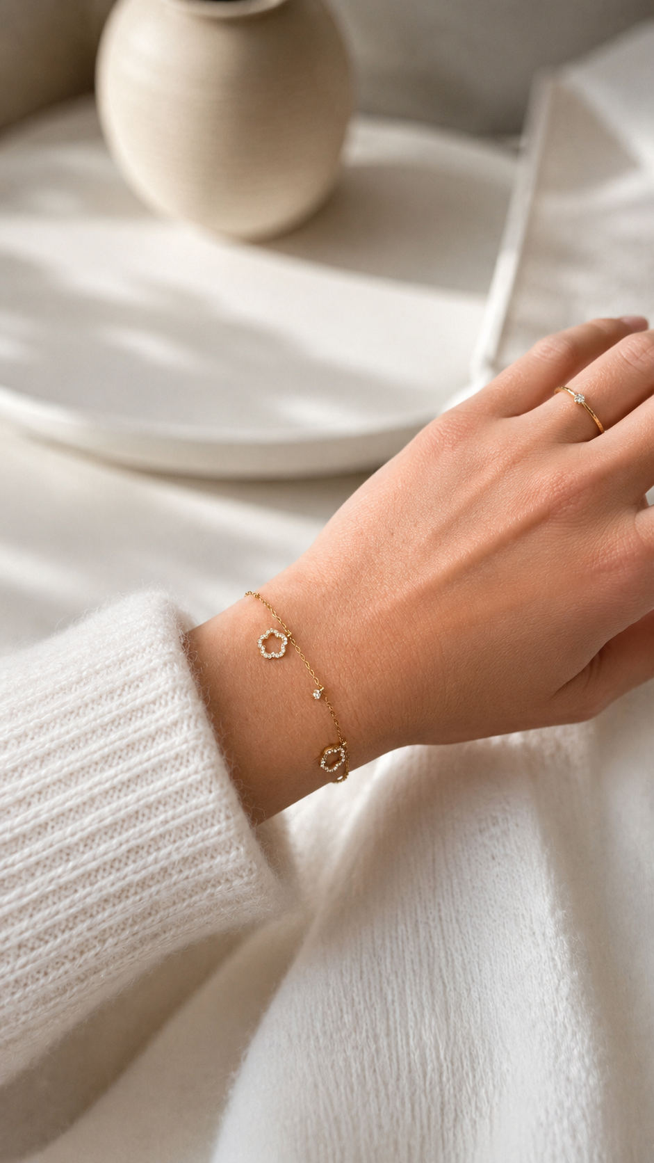 Blossom Pavé Charm Bracelet Gold getragen – Blumen Pavé Armband Satellitenkette vergoldet – NEVAJA