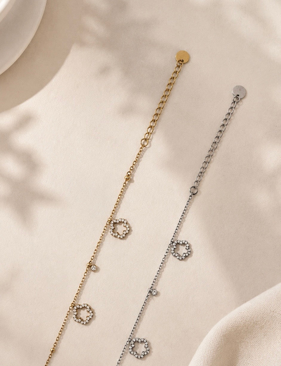 Blossom Pavé Charm Bracelet Gold Silber Detailaufnahme – Pavé Blüten Zirkonia Nahaufnahme – NEVAJA