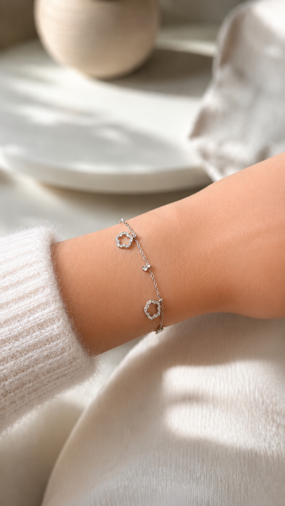 Blossom Pavé Charm Bracelet Silber getragen – Florale Pavé Armband hochglanzpolierter Edelstahl – NEVAJA