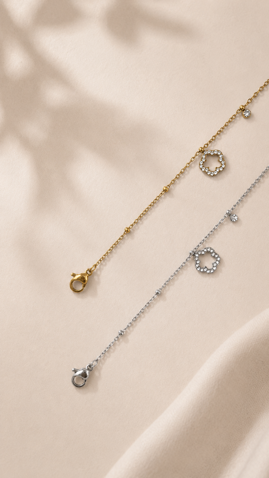 Blossom Pavé Charm Bracelet Gold Silber Detail 2 – Florale Charms Satellitenkette Edelstahl – NEVAJA