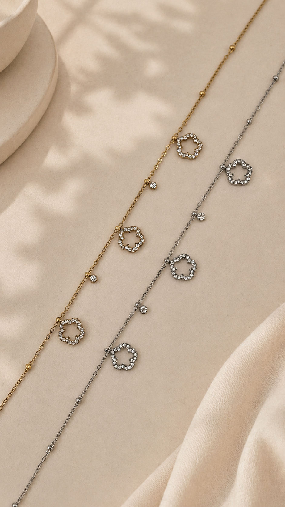 Blossom Pavé Charm Bracelet Gold Silber Flatlay – Blüten Pavé Armband wasserfest Edelstahl – NEVAJA
