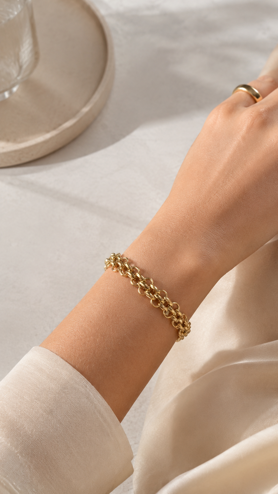 Tragebild des vergoldeten Chunky Double Rolo Edelstahl-Armbands am Handgelenk