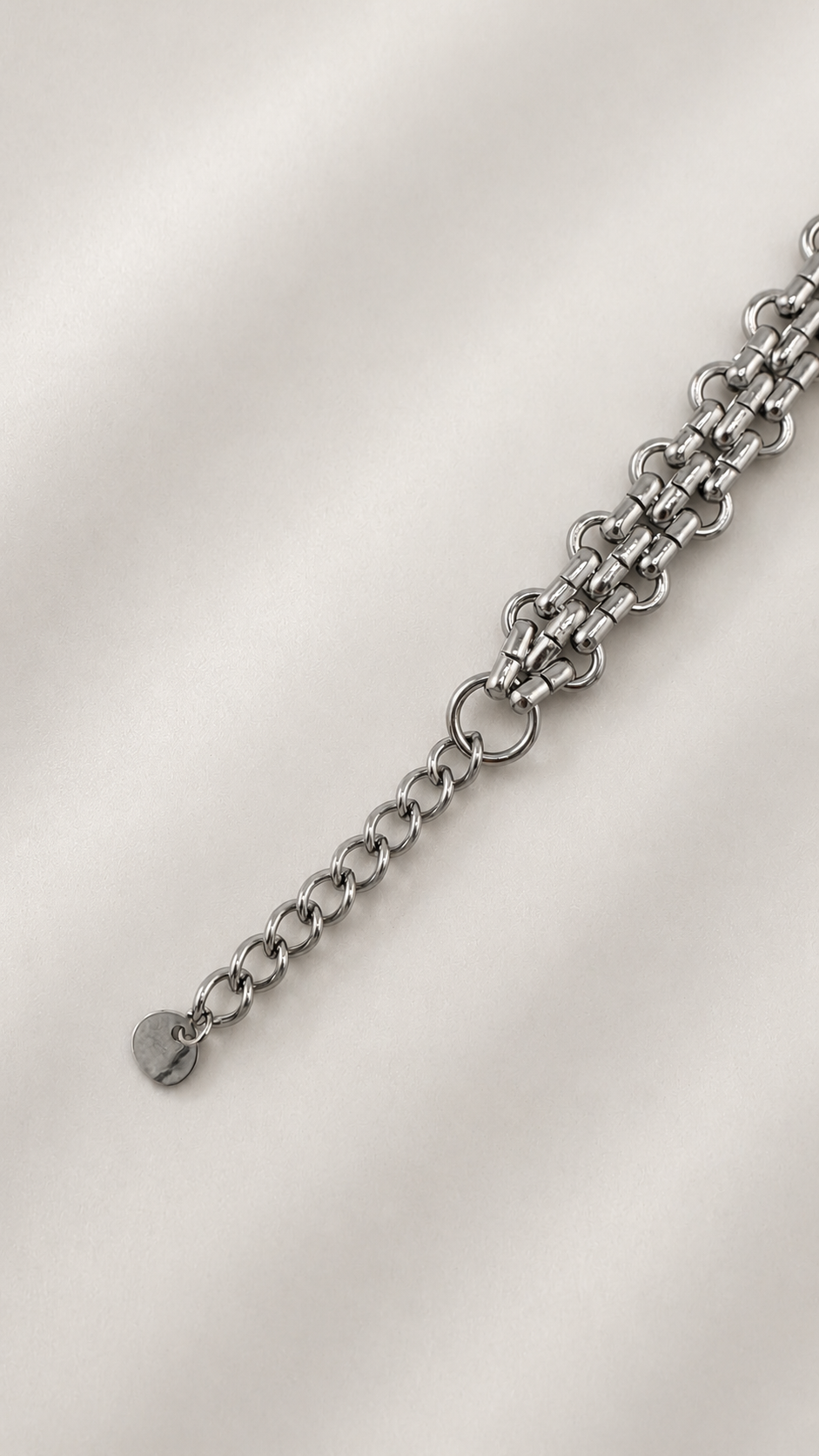 Nahaufnahme des silbernen Chunky Double Rolo Armbands aus Edelstahl mit Karabinerverschluss