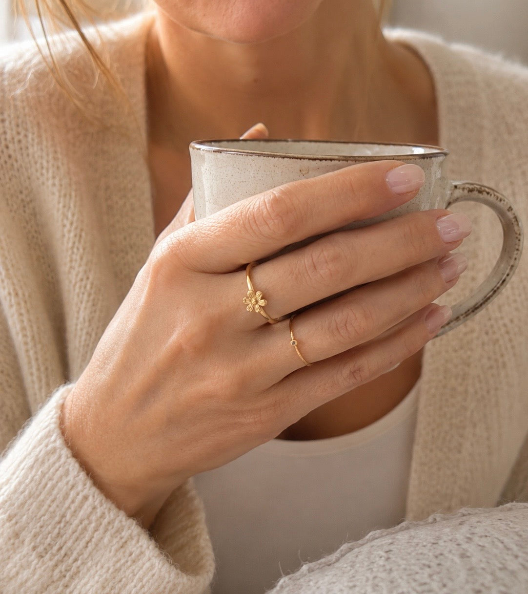 Dainty Daisy Open Ring Gold getragen – Floraler Ring am Finger Lifestyle Everyday-Look – NEVAJA