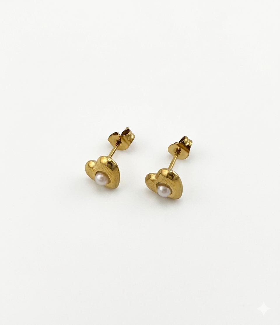 Dainty Heart Pearl Earrings Gold – Herz Perlen Ohrstecker vergoldeter Edelstahl – NEVAJA