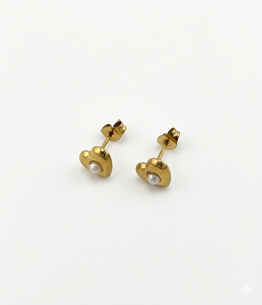 Dainty Heart Pearl Earrings Gold – Herz Perlen Ohrstecker vergoldeter Edelstahl – NEVAJA