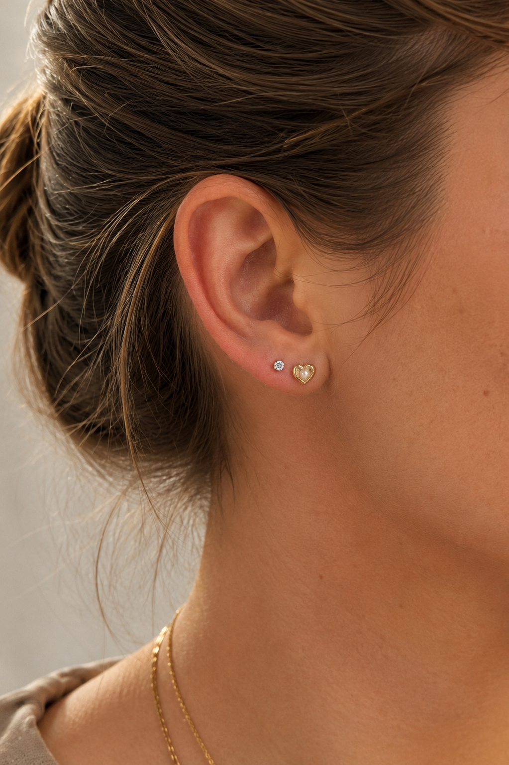 Dainty Heart Pearl Earrings Gold getragen – Romantische Herz Ohrringe Lifestyle Everyday-Look – NEVAJA