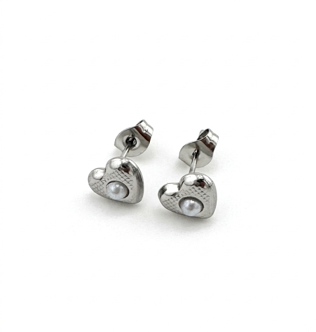 Dainty Heart Pearl Earrings Silber – Herz Perlen Ohrstecker hochglanzpolierter Edelstahl – NEVAJA