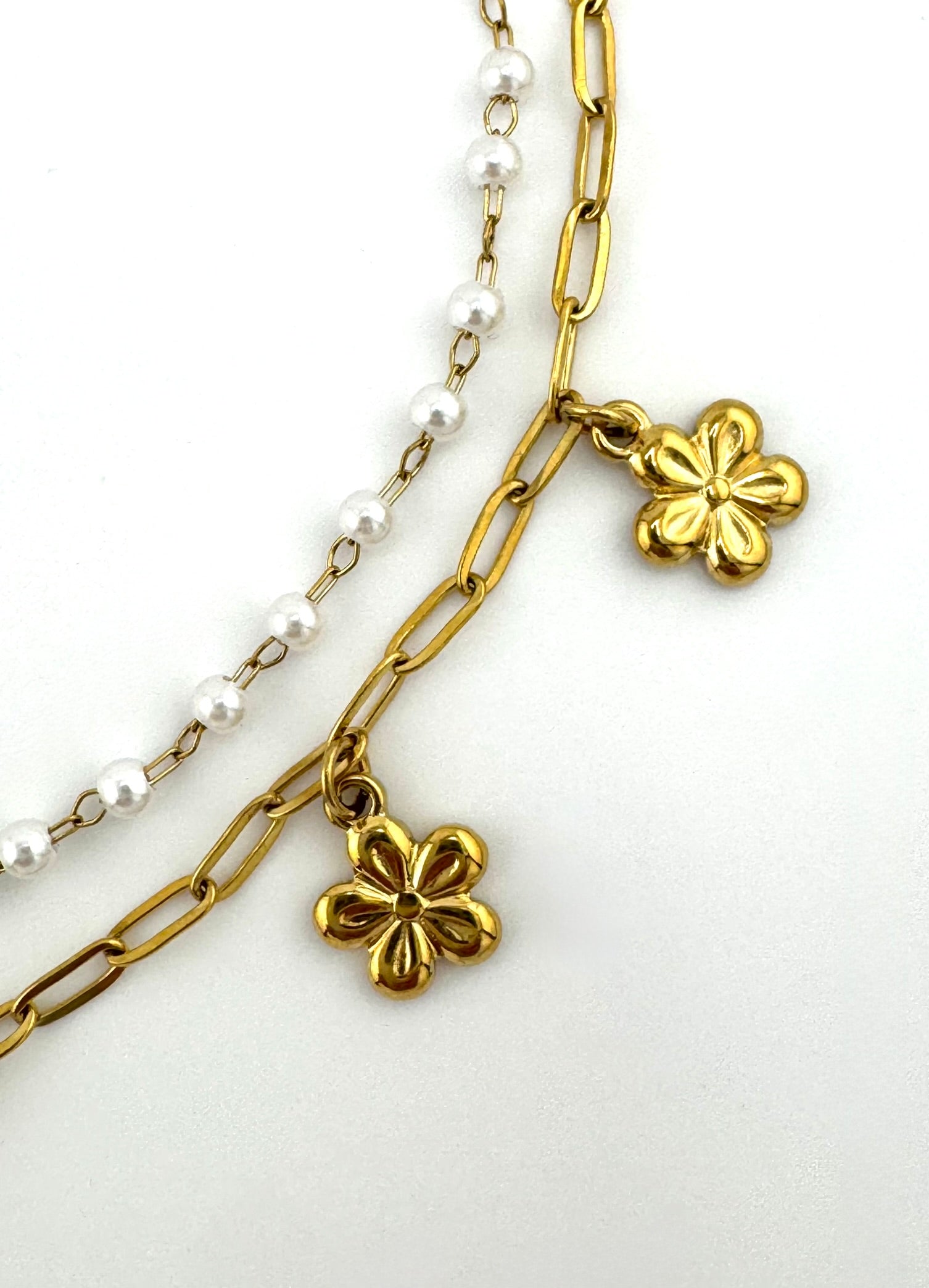 Daisy Pearl 2-in-1 Strand Bracelet Gold Detailaufnahme – Daisy Charms Perlenstrang vergoldeter Edelstahl – NEVAJA