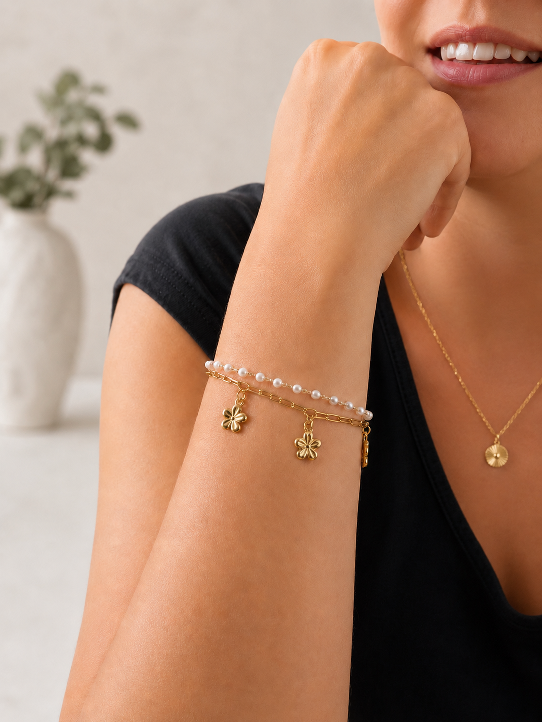 Daisy Pearl 2-in-1 Strand Bracelet Gold getragen – Doppelarmband Perlen Gänseblümchen vergoldet – NEVAJA