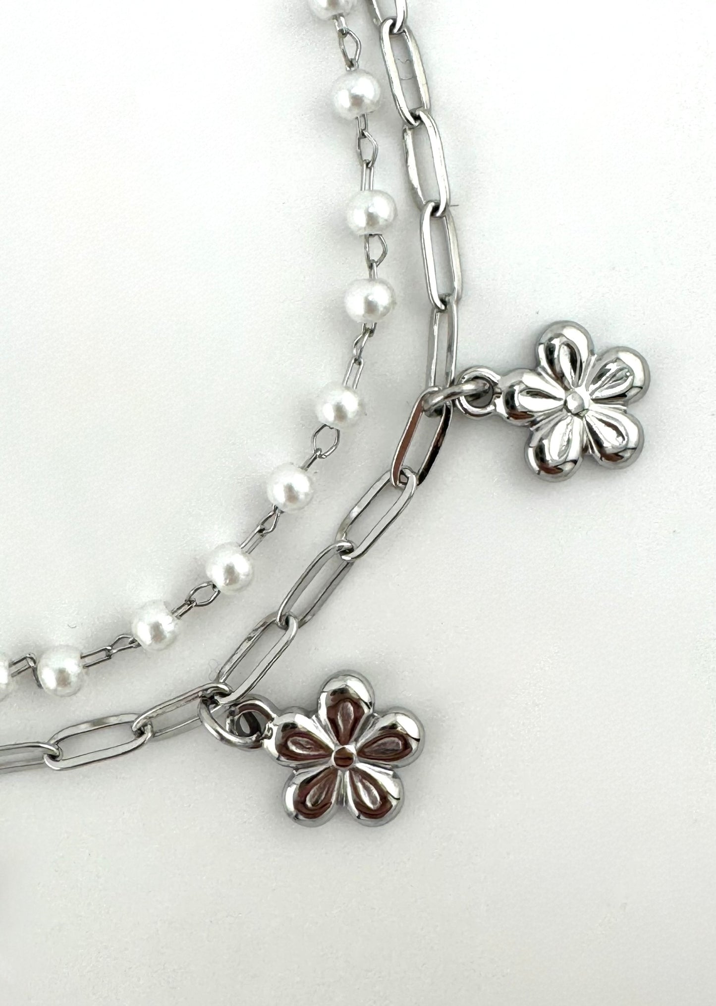 Daisy Pearl 2-in-1 Strand Bracelet Silber Detailaufnahme – Perlenstrang Gänseblümchen Charms – NEVAJA