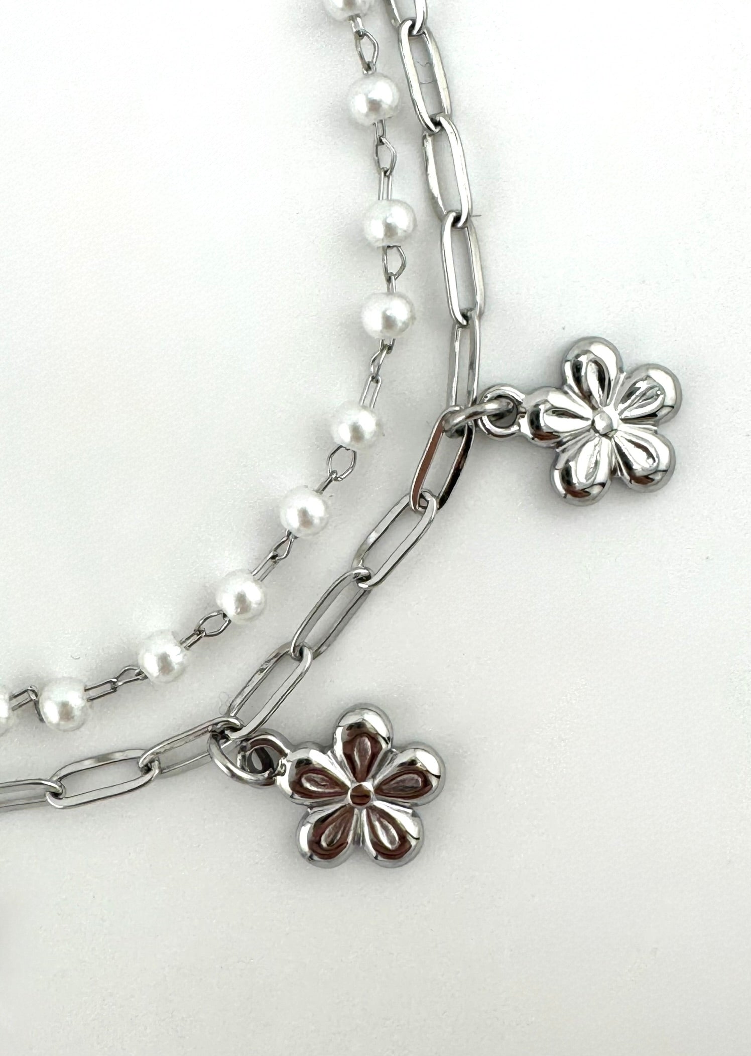 Daisy Pearl 2-in-1 Strand Bracelet Silber Detailaufnahme – Perlenstrang Gänseblümchen Charms – NEVAJA