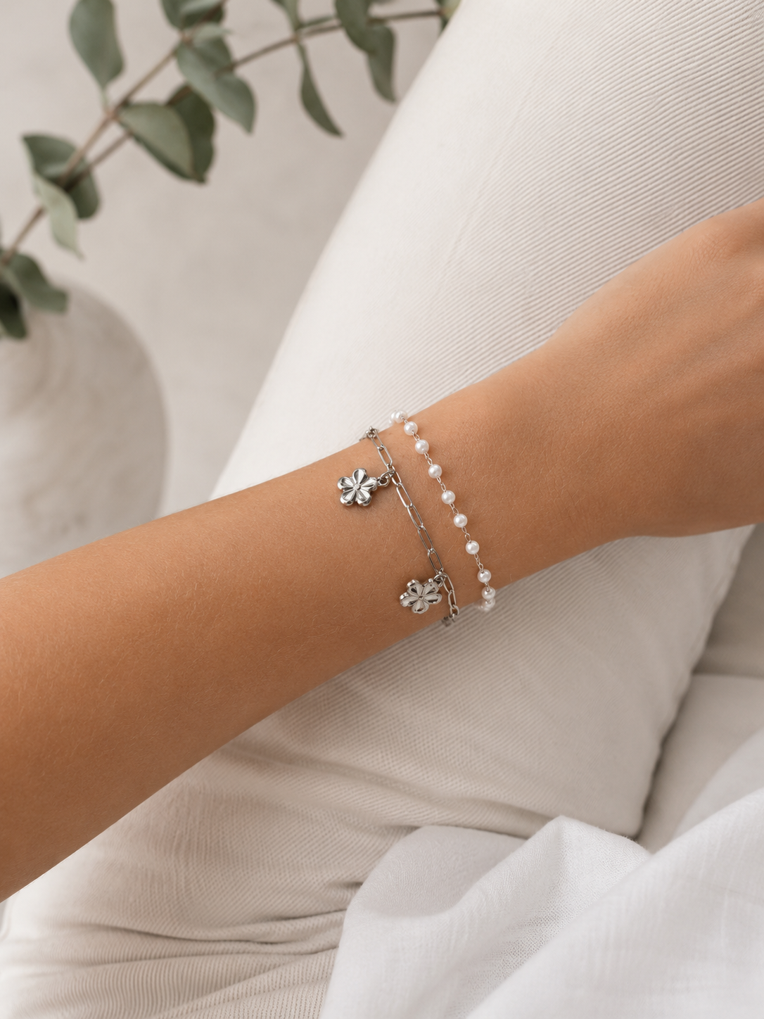 Daisy Pearl 2-in-1 Strand Bracelet Silber getragen – Florale Perlen Doppelarmband Layering – NEVAJA