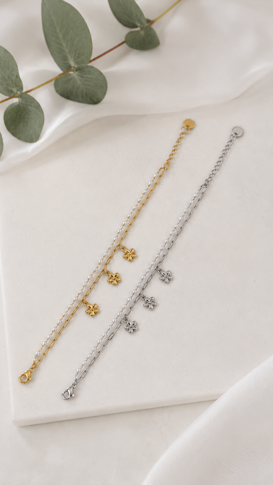 Daisy Pearl 2-in-1 Strand Bracelet Gold Silber Flatlay – Perlen Blumen Armband wasserfest – NEVAJA