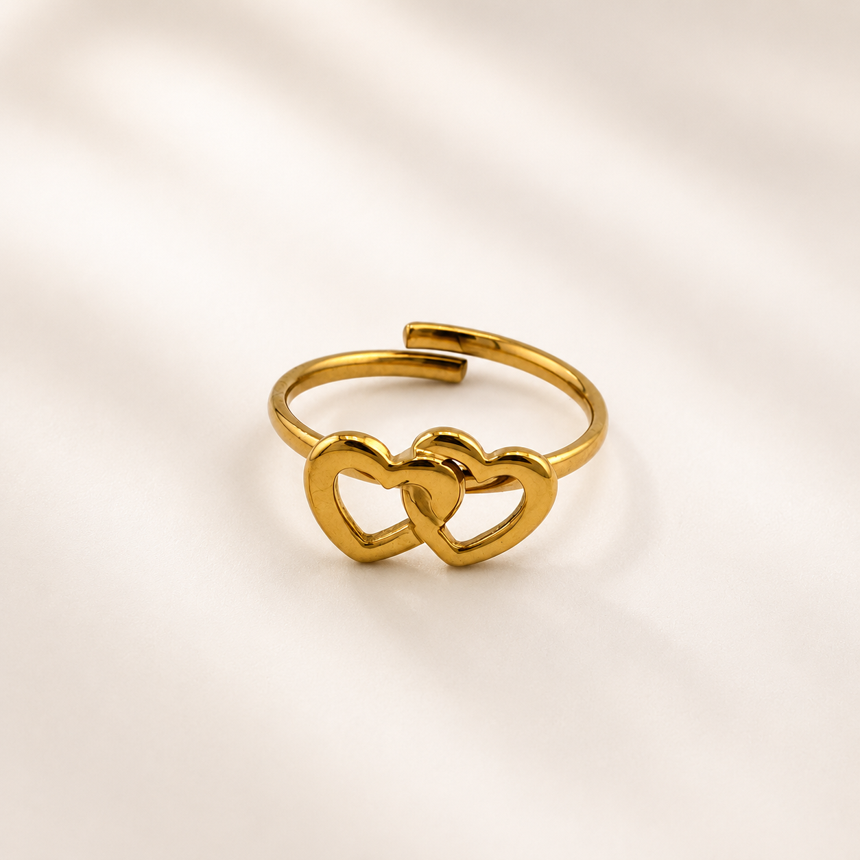 Entwined Hearts Adjustable Ring Gold – Verschlungene Herzen Ring vergoldeter Edelstahl größenverstellbar – NEVAJA
