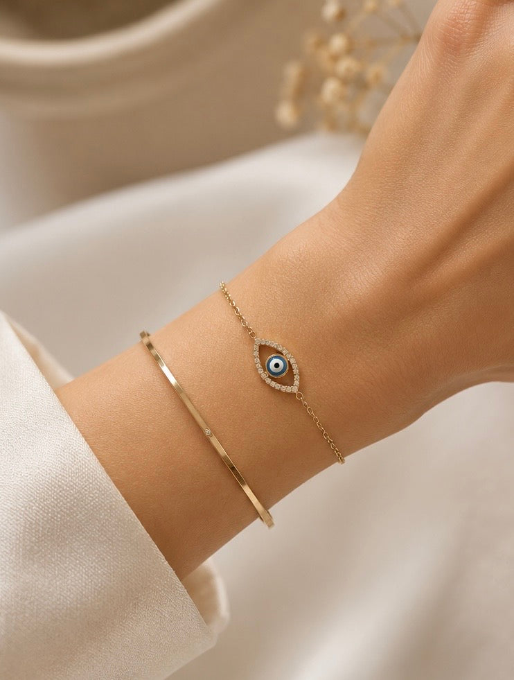 Eternity Pavé Evil Eye Bracelet Gold getragen – Evil Eye Talisman Armband Lifestyle Everyday – NEVAJA