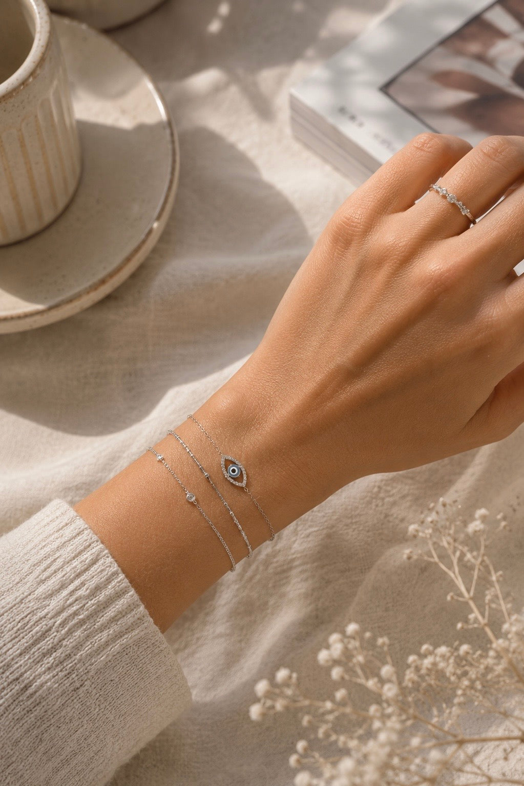 Eternity Pavé Evil Eye Bracelet Silber getragen – Nazar Schutzauge Armband Lifestyle – NEVAJA
