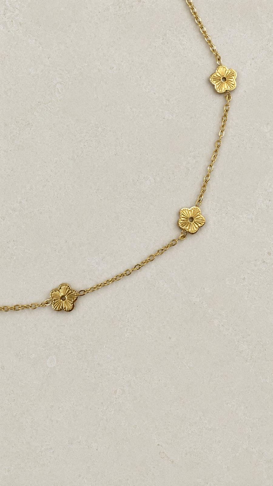 Floral Meadow Chain Gold Detailaufnahme – 5 geriffelte Mini-Blüten Nahaufnahme Halskette – NEVAJA