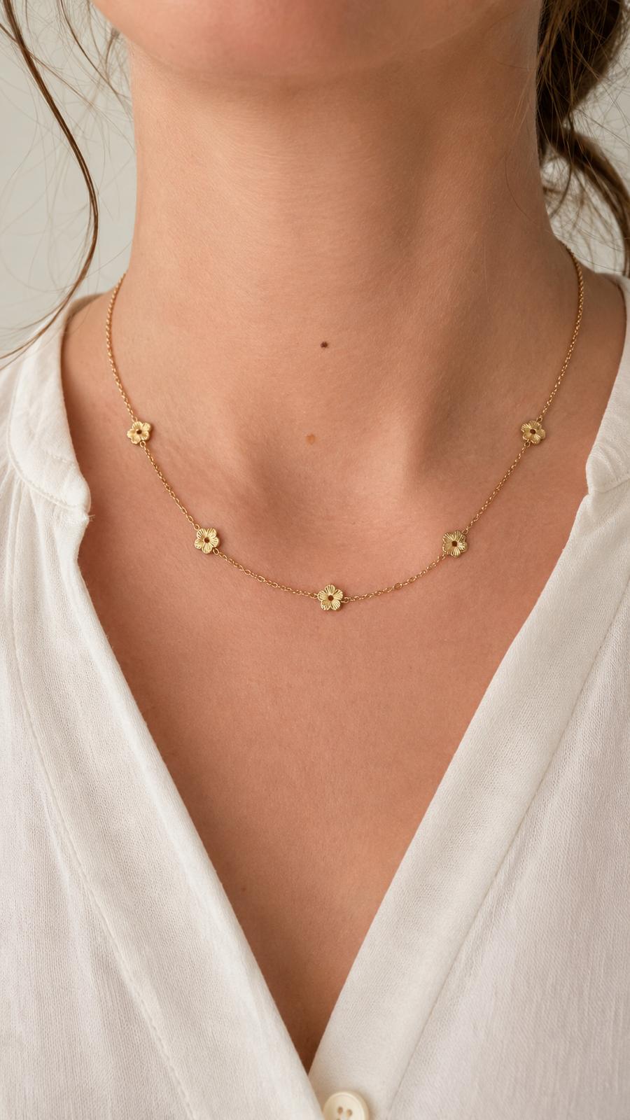 Floral Meadow Chain Gold getragen – Blumen Halskette 5 Mini-Blüten vergoldeter Edelstahl – NEVAJA