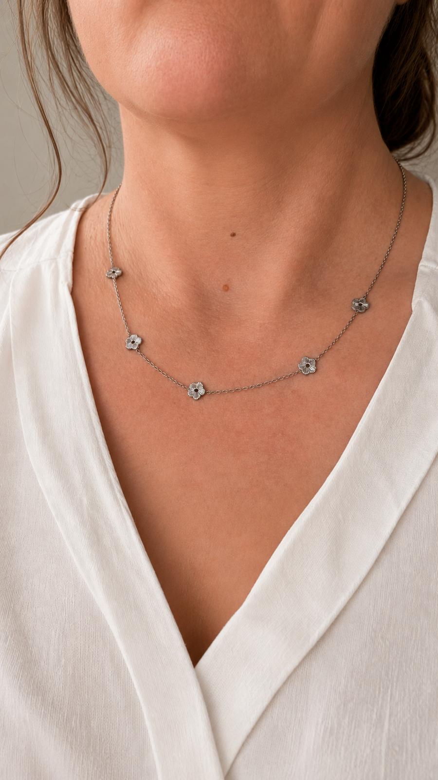 Floral Meadow Chain Silber getragen – Florale Halskette Mini-Blüten hochglanzpoliert – NEVAJA