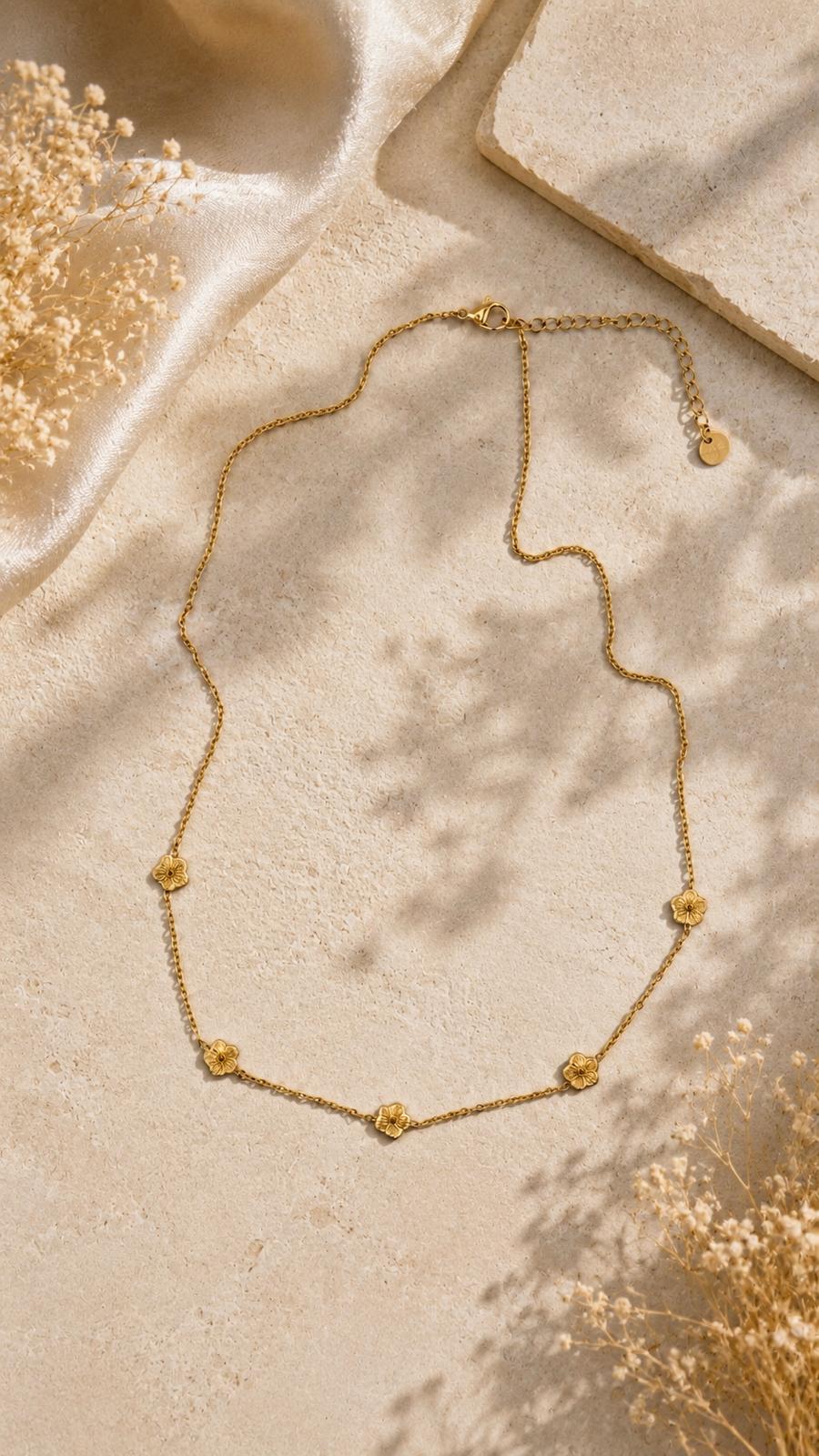 Floral Meadow Chain Gold Flatlay – Blumenkette Station-Style wasserfest Edelstahl – NEVAJA