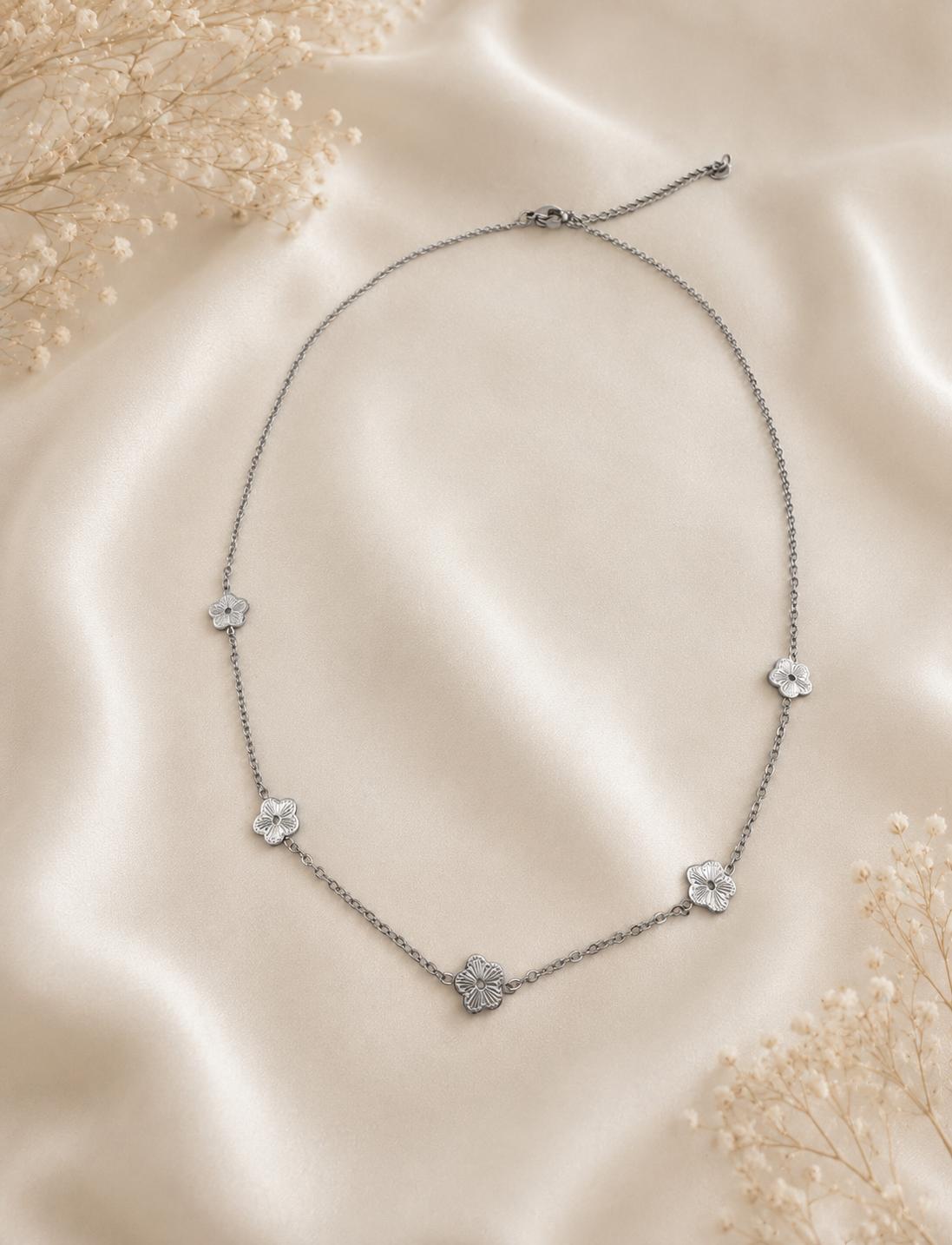 Floral Meadow Chain Silber Flatlay – Florale Kette hochglanzpolierter Edelstahl Layering – NEVAJA