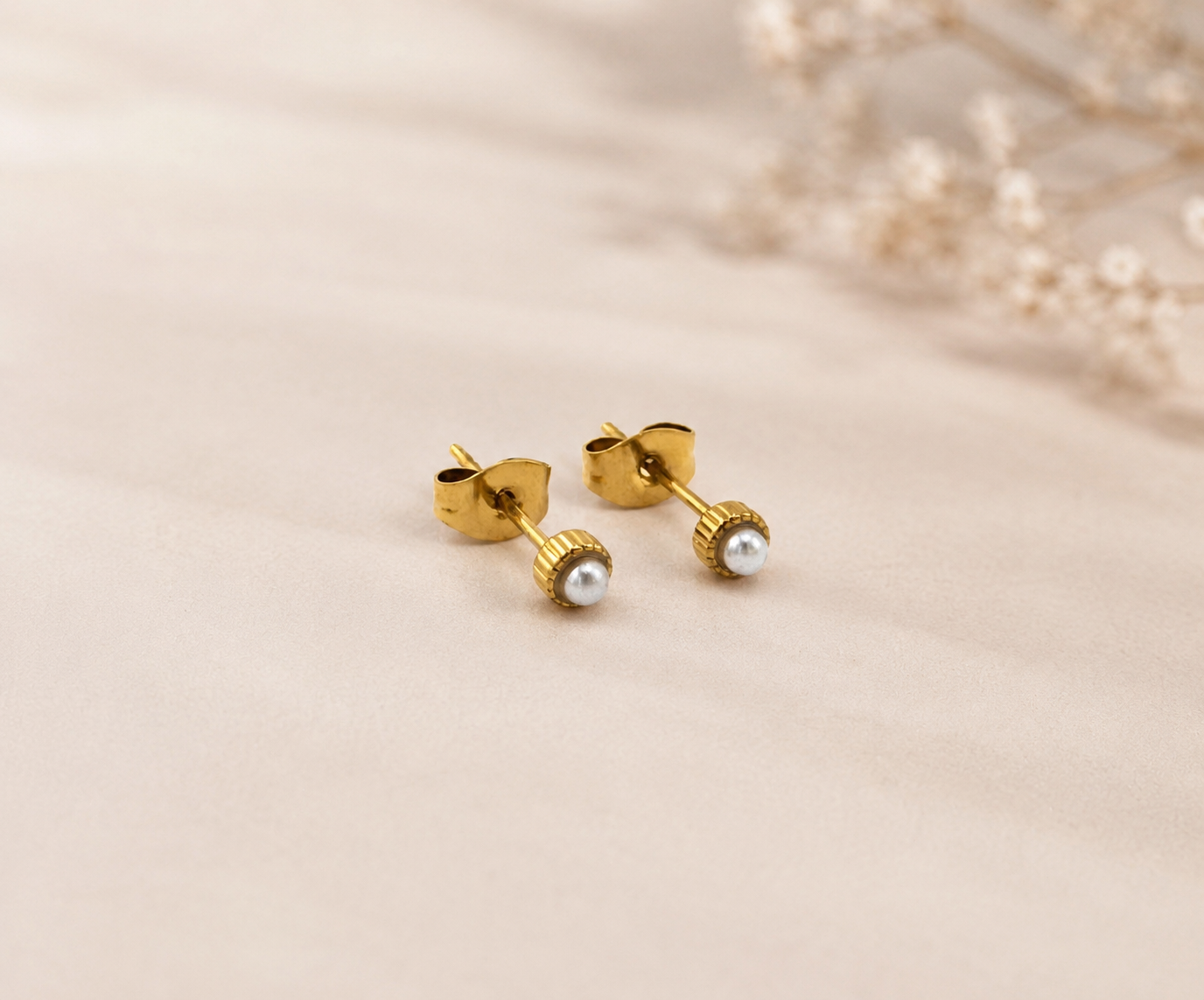 Fluted Mini Pearl Studs Gold – Mini Perlen Ohrstecker mit geriffeltem Rahmen vergoldeter Edelstahl – NEVAJA