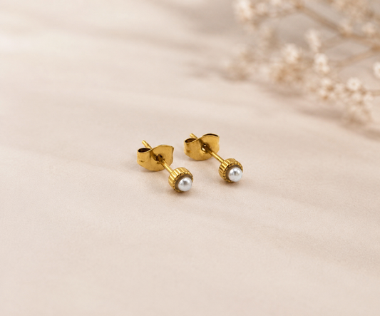 Fluted Mini Pearl Studs Gold – Mini Perlen Ohrstecker mit geriffeltem Rahmen vergoldeter Edelstahl – NEVAJA