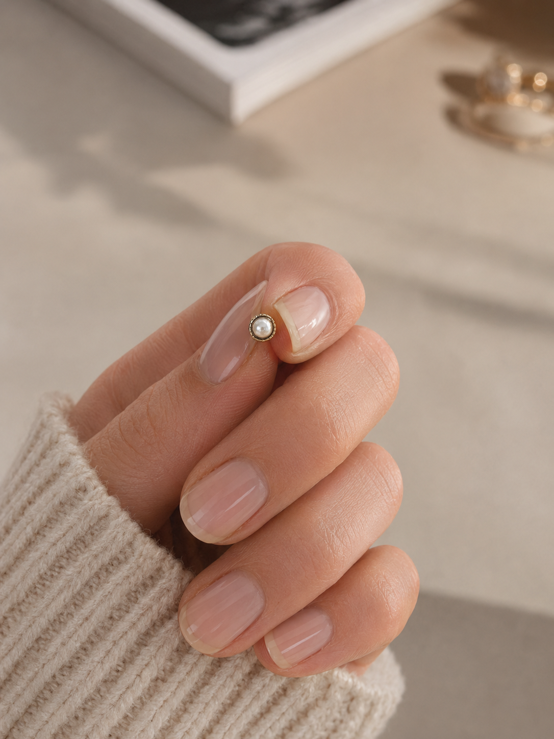 Fluted Mini Pearl Studs Gold Silber Detailaufnahme – Geriffelte Fassung Mini Perle Edelstahl – NEVAJA