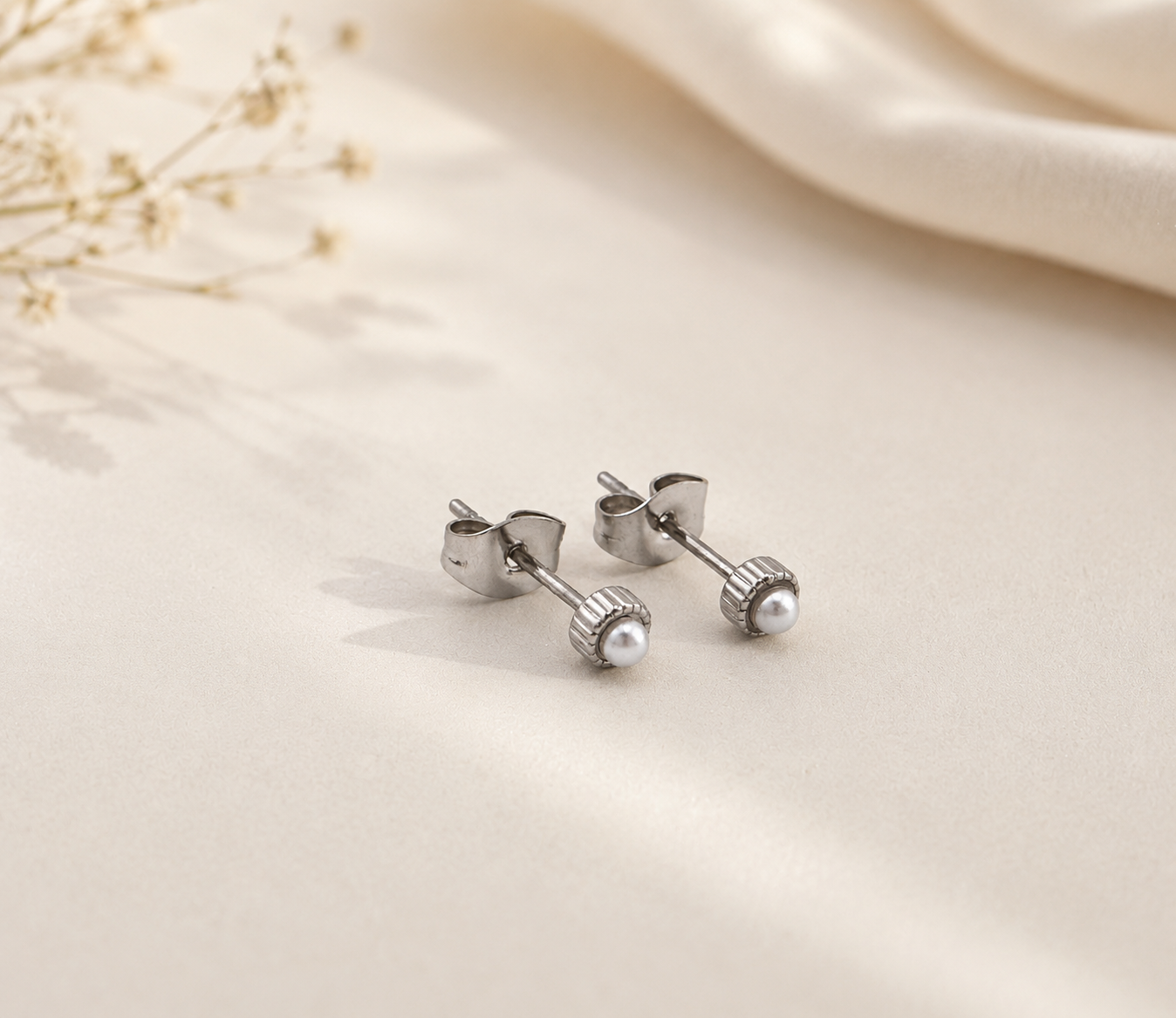 Fluted Mini Pearl Studs Silber – Minimalistischer Perlen Ohrstecker hochglanzpolierter Edelstahl – NEVAJA