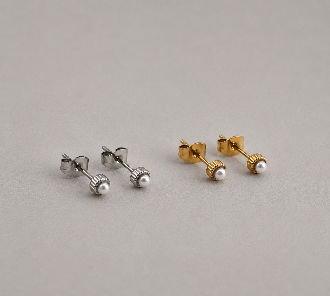 Fluted Mini Pearl Studs Gold Silber – Filigrane Perlen Ohrstecker wasserfest Geschenkidee – NEVAJA