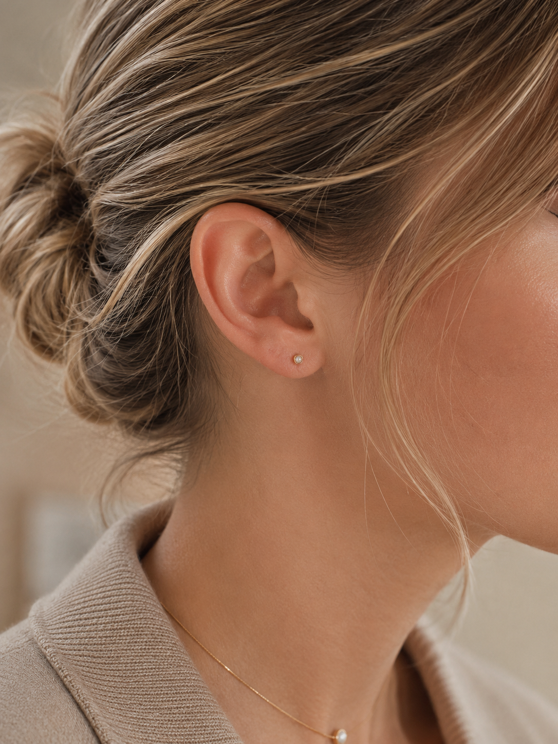 Fluted Mini Pearl Studs Gold Silber getragen – Ear Stacking Mini Perlenohrstecker Everyday-Look – NEVAJA