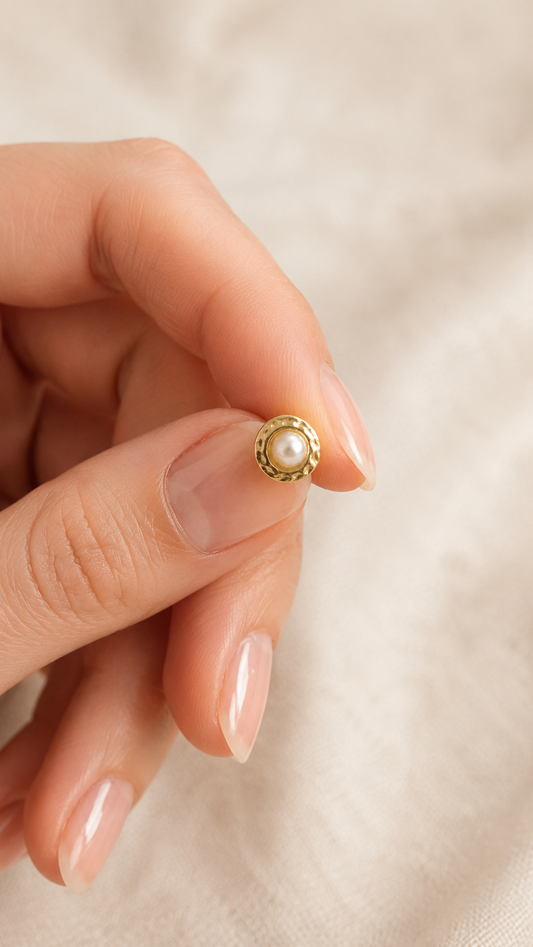 Hammered Medallion Pearl Earrings Gold – Gehämmerte Medaillon Ohrstecker Perle vergoldeter Edelstahl – NEVAJA