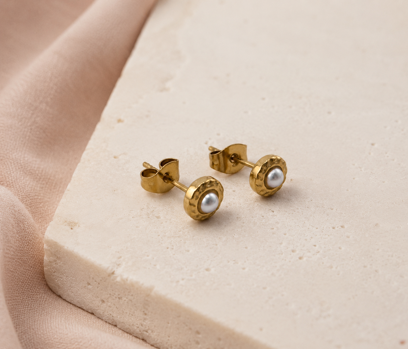 Hammered Medallion Pearl Earrings Gold Nahaufnahme – Organische Hammered-Struktur Perle Edelstahl – NEVAJA