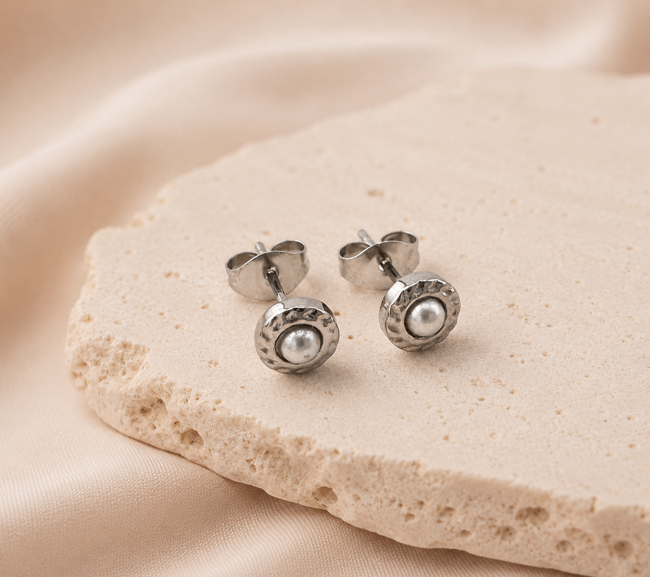 Hammered Medallion Pearl Earrings Silber – Gehämmerte Ohrstecker Perle hochglanzpolierter Edelstahl – NEVAJA