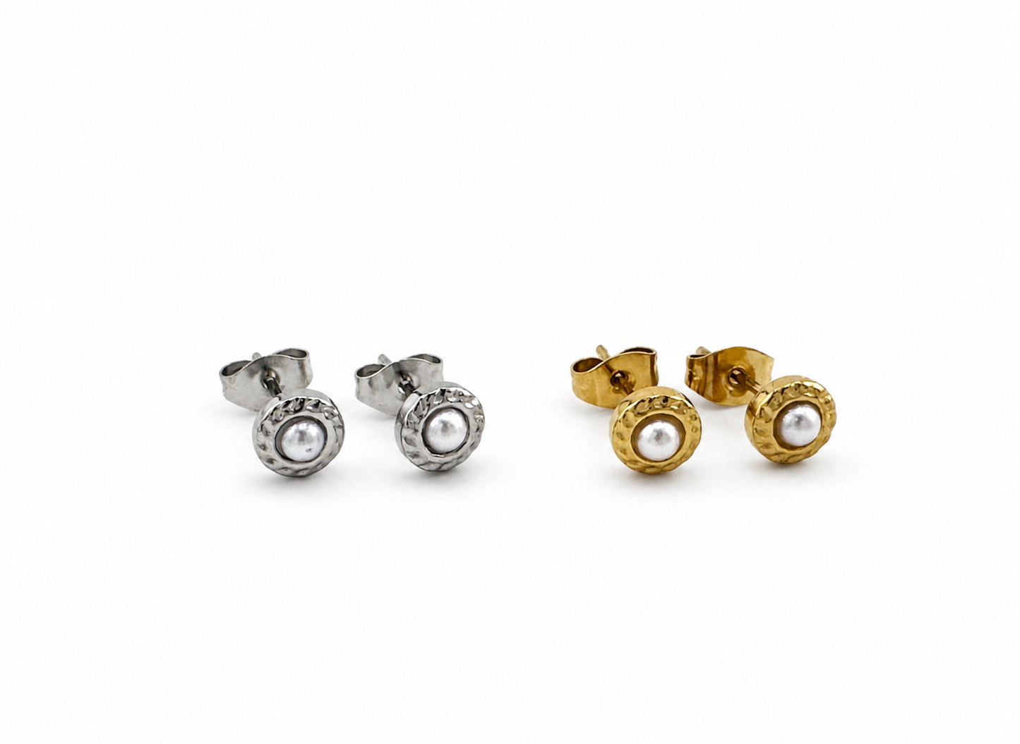 Hammered Medallion Pearl Earrings Gold Silber – Medaillon Perlenohrstecker Edelstahl wasserfest – NEVAJA