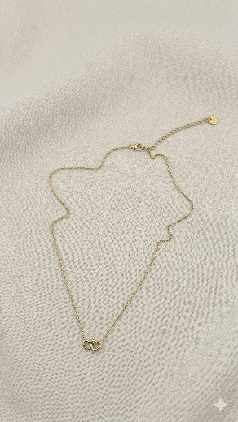Interlocking Hearts Necklace Gold Flatlay – Verschlungene Herzen Kette wasserfest Geschenkidee – NEVAJA