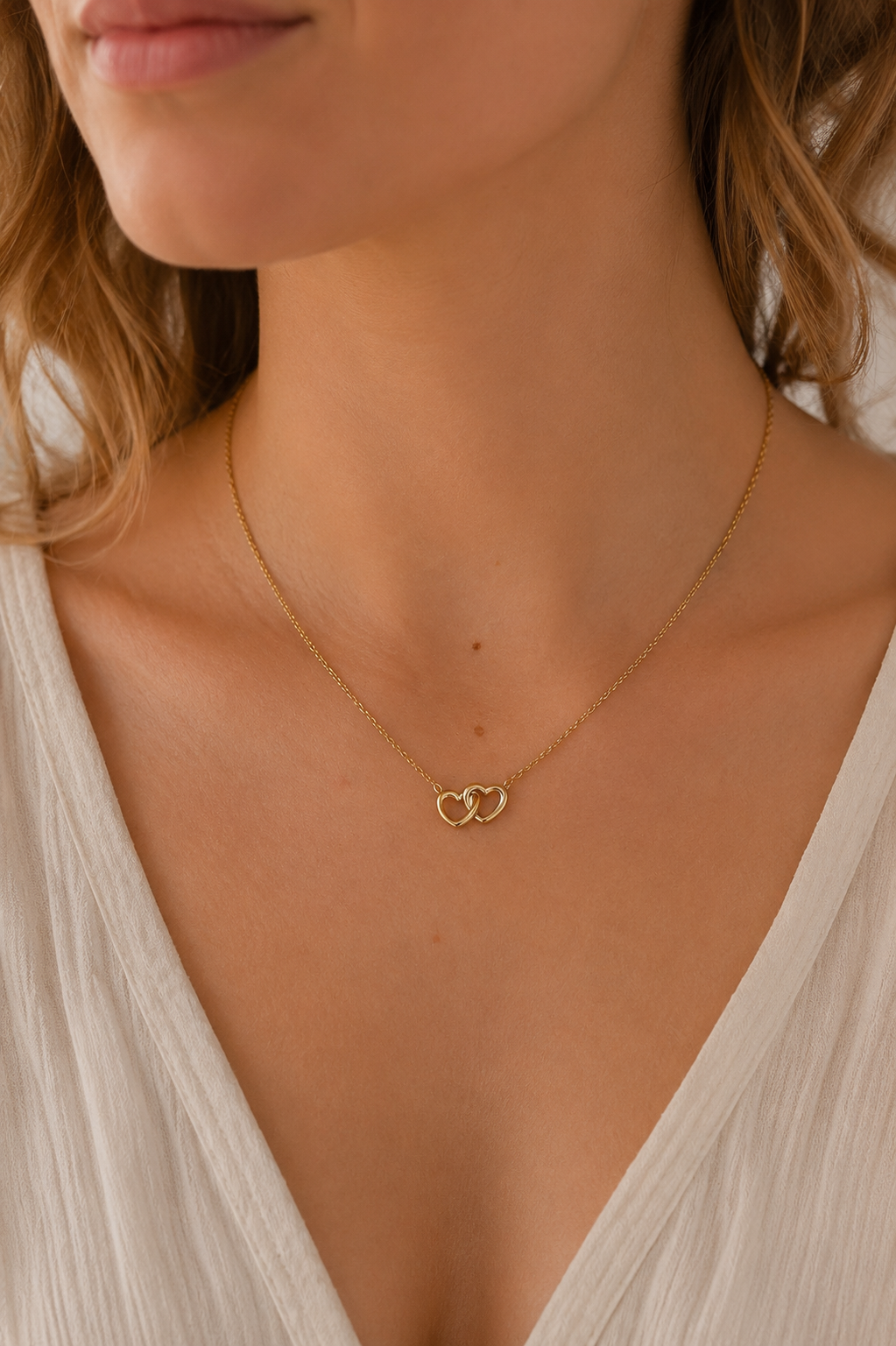 Interlocking Hearts Necklace Gold getragen – Minimale Herzkette Dekolleté Lifestyle Everyday-Look – NEVAJA