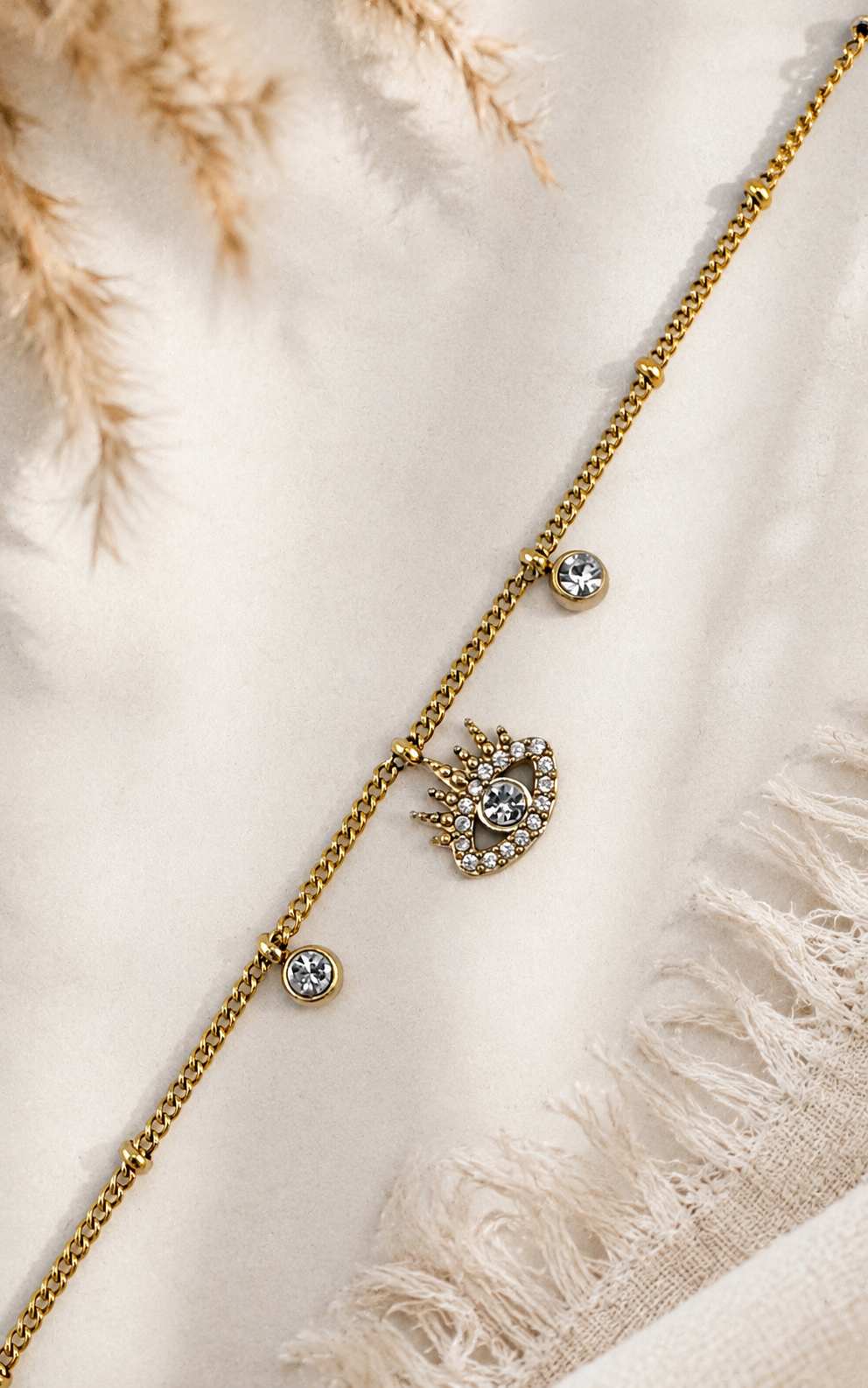 Majestic Nazar Beach Fußkettchen Gold – Detailaufnahme Nazar-Anhänger mit Pavé-Zirkonia, 18k vergoldeter Edelstahl – NEVAJA