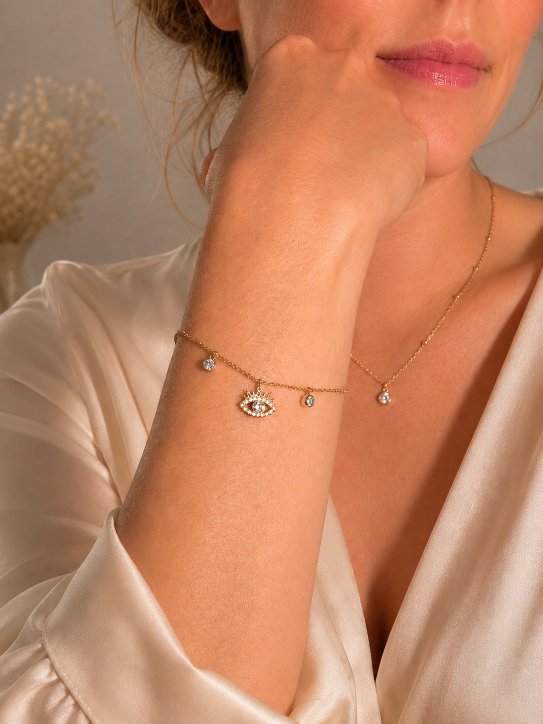 Majestic Nazar Pavé Chain Gold getragen – Nazar Schutzauge Armband Pavé vergoldeter Edelstahl – NEVAJA