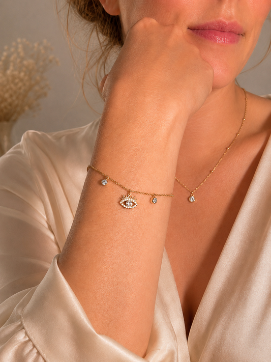 Majestic Nazar Pavé Chain Gold getragen – Nazar Schutzauge Armband Pavé vergoldeter Edelstahl – NEVAJA