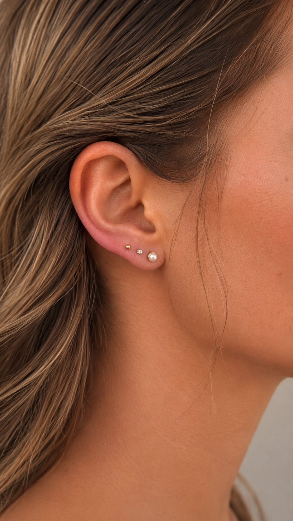Minimalist Pearl Studs Gold getragen – Klassische Perlenohrstecker Lifestyle Clean Look – NEVAJA