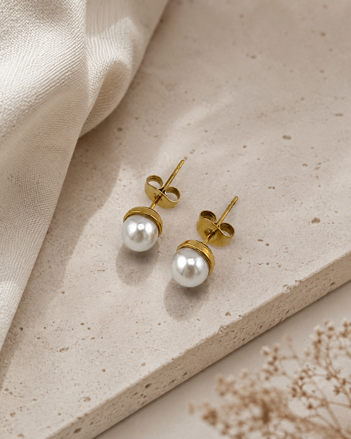 Minimalist Pearl Studs Gold – Klassische Perlenohrstecker 6mm vergoldeter Edelstahl – NEVAJA