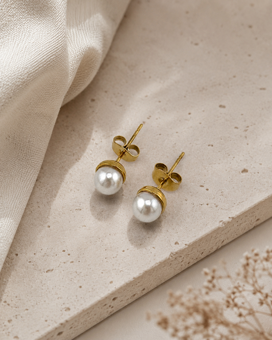 Minimalist Pearl Studs Gold – Klassische Perlenohrstecker 6mm vergoldeter Edelstahl – NEVAJA
