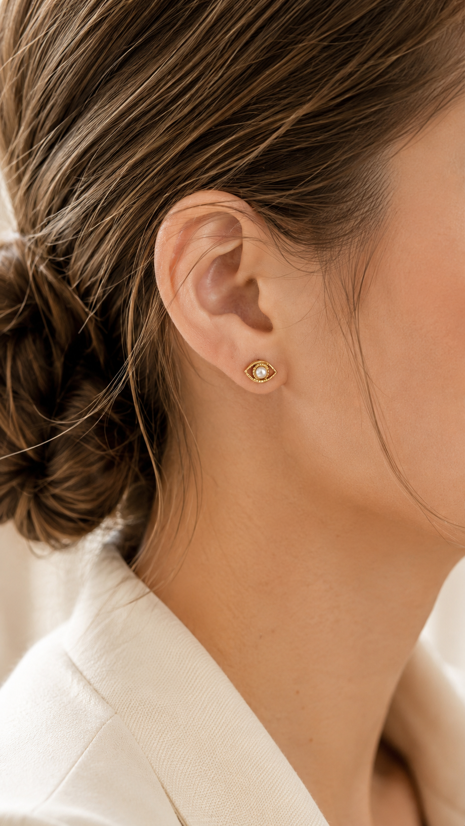 Mystic Eye Pearl Earrings Gold getragen – Schutzauge Ohrringe Lifestyle Everyday-Look – NEVAJA