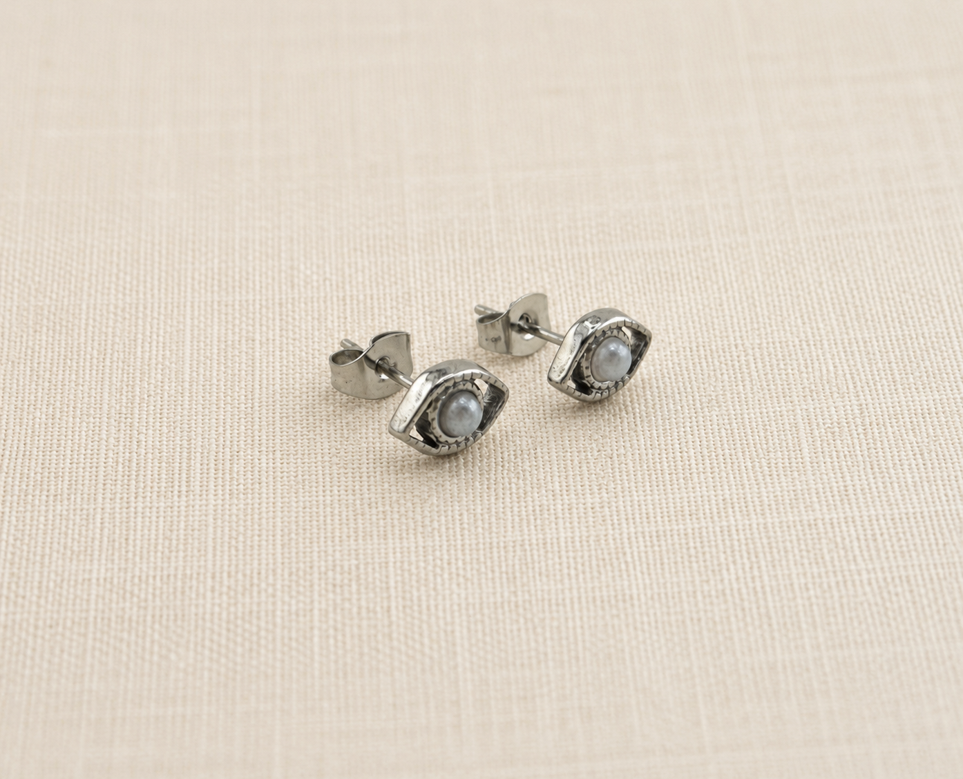 Mystic Eye Pearl Earrings Silber – Evil Eye Perlen Ohrstecker hochglanzpolierter Edelstahl – NEVAJA